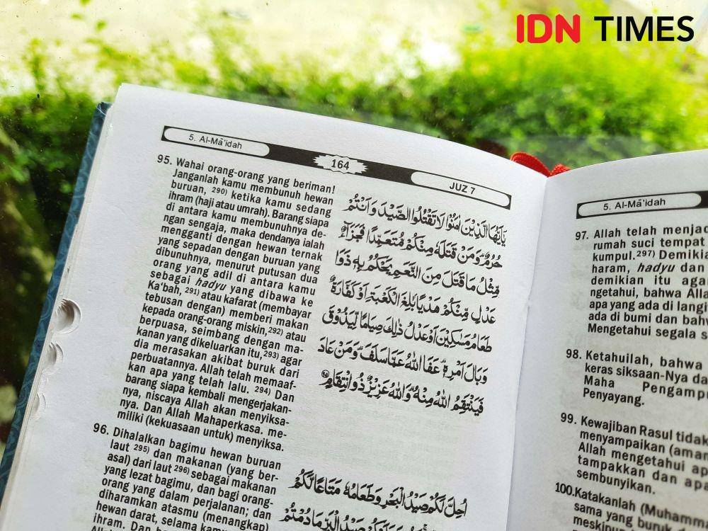 ilustrasi Al Qur'an surat Al Ma'idah (IDN Times/Langgeng Irma)