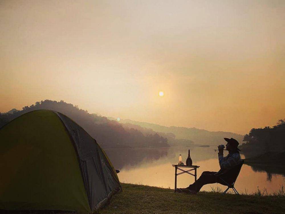 suasana berkemah di Waduk Sermo (sumber: instagram.com/waduksermo_campingpark)