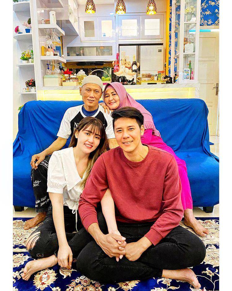 potret Via Vallen, Chevra Yolandi dan orang tua Via Vallen (instagram.com/viavallen)