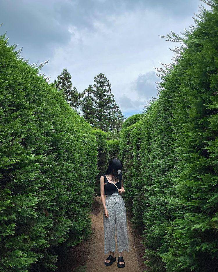 potret Jeju Kimnyoung Maze Park (instagram.com/hegibirthday)
