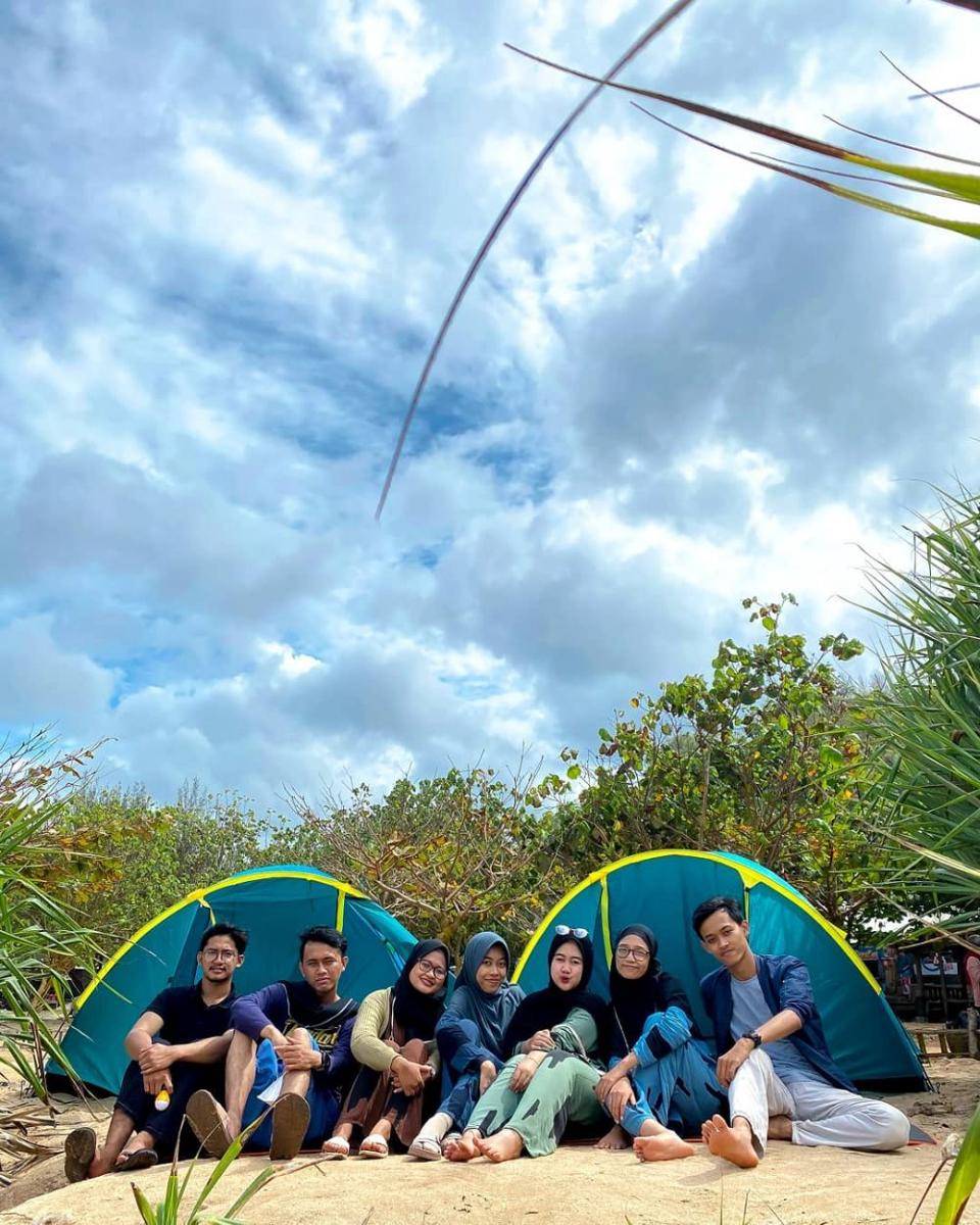 Camping di Pantai Watu Kodok (sumber: instagram.com/pantai_watukodok)