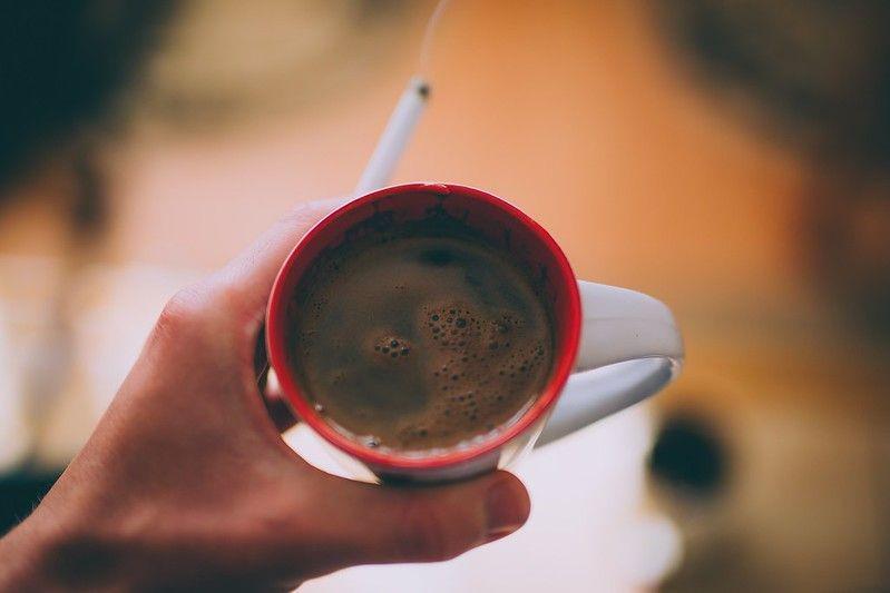 ilustrasi kopi dan rokok (flickr.com/John Beans)
