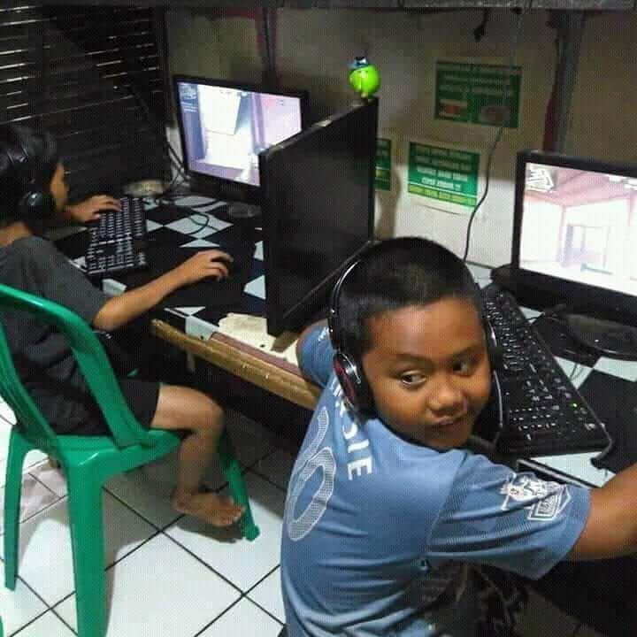 10 Potret Ini Identik dengan Anak Warnet di Era 2000-an, Bikin Kangen!