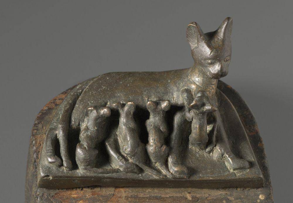 patung kucing menyusui anaknya (brooklynmuseum.org, Brooklyn Museum, Charles Edwin Wilbour Fund)