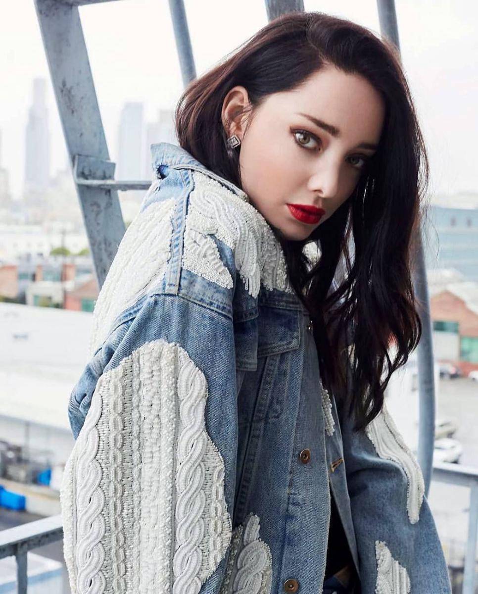 Emma Dumont (instagram.com/emmadumont)