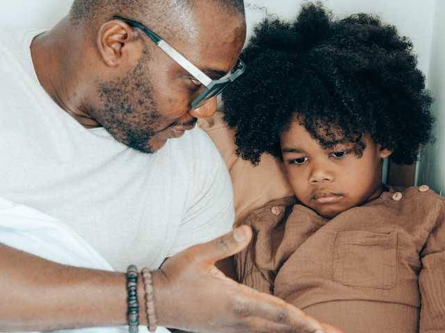ayah&anak (pexels.com/ketutsubiyanto)