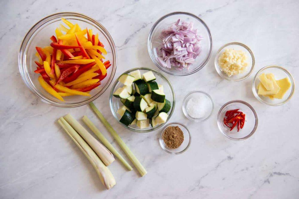 Bahan-bahan membuat kari (healthynibblesandbits.com)