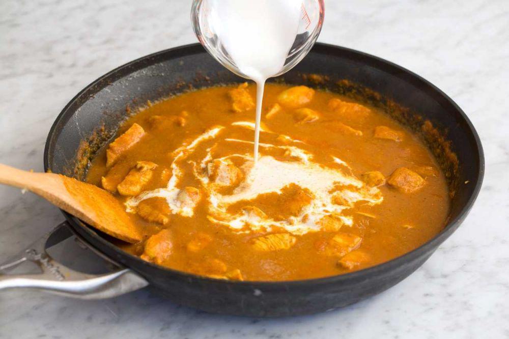 Menambahkan santan pada kari (cookingclassy.com)