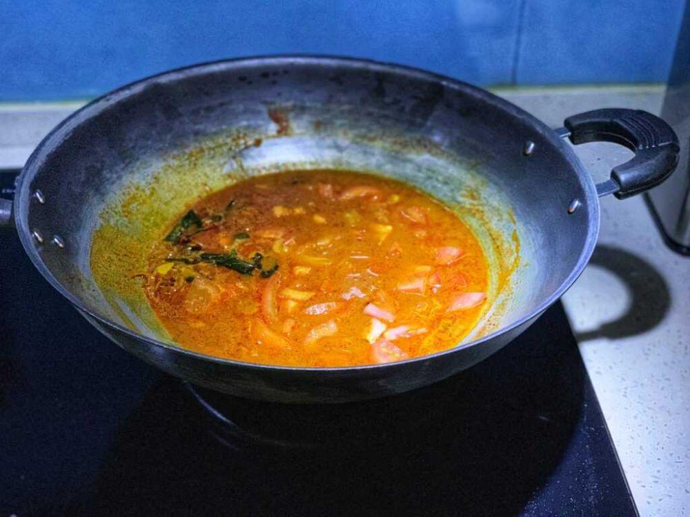 Memasak pasta kari (thesuddencook.com)