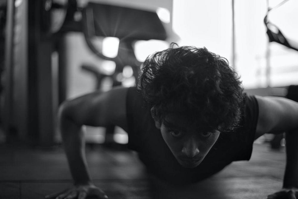 ilustrasi pria push up (unsplash.com/ABDULLA M)