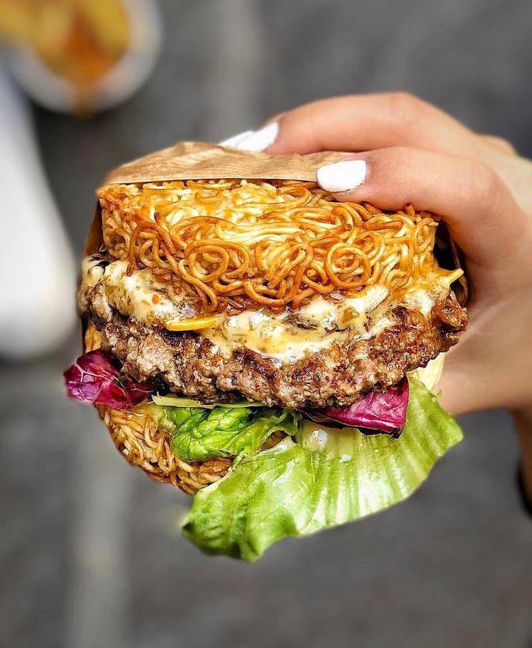 Ramen burger (instagram.com/foodeaseparis)