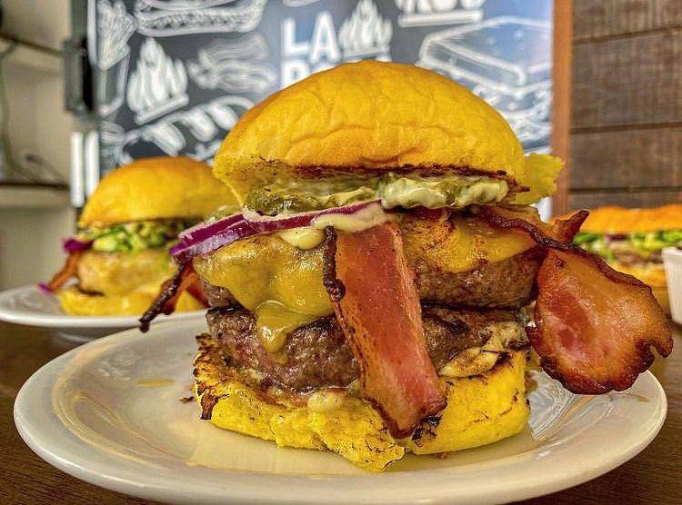 Brazilian burger atau X-Tudo (instagram.com/recomendoembsb)