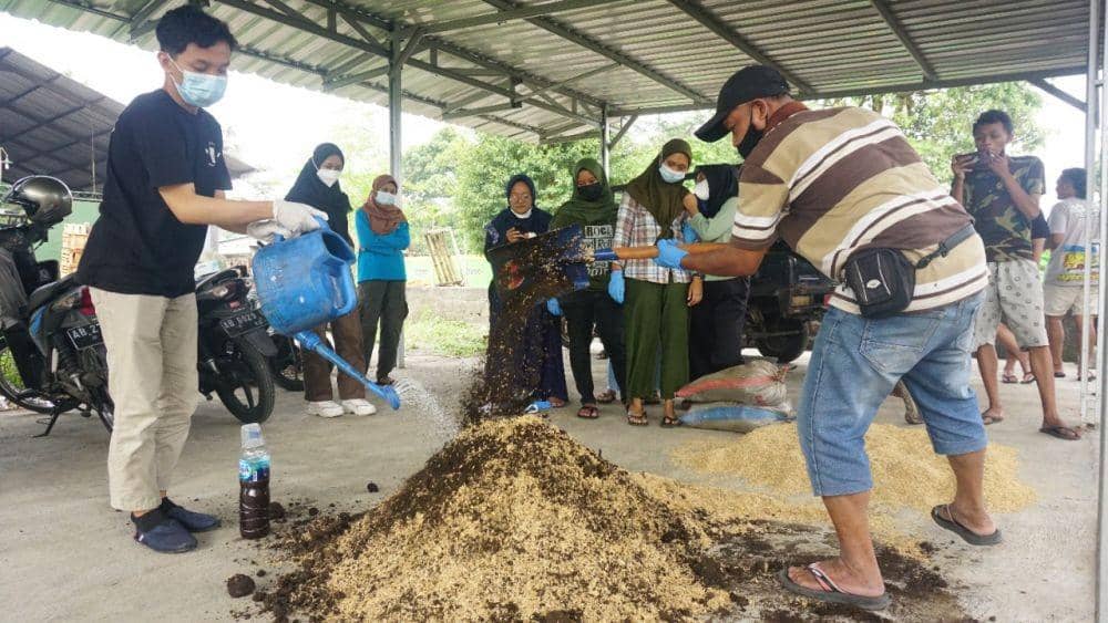 Mahasiswa UGM Berdayakan Masyarakat Olah Sampah Organik