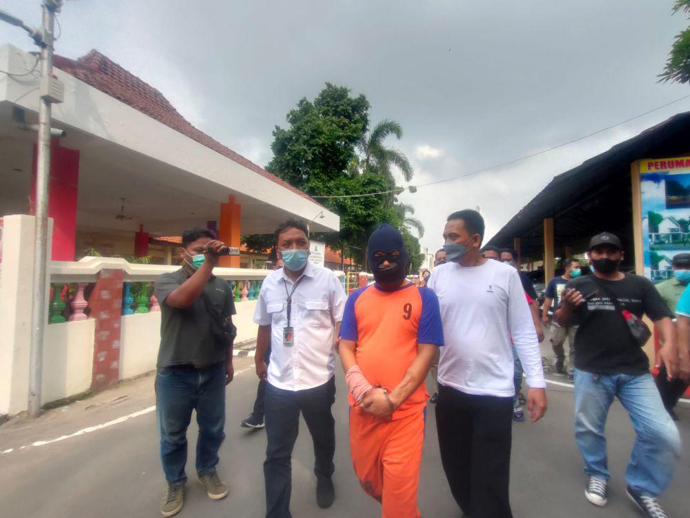 Tersangka pencabulan dan persetubuhan gadis di bawah umur di Mapolres Jombang. IDN Times/Zainul Arifin