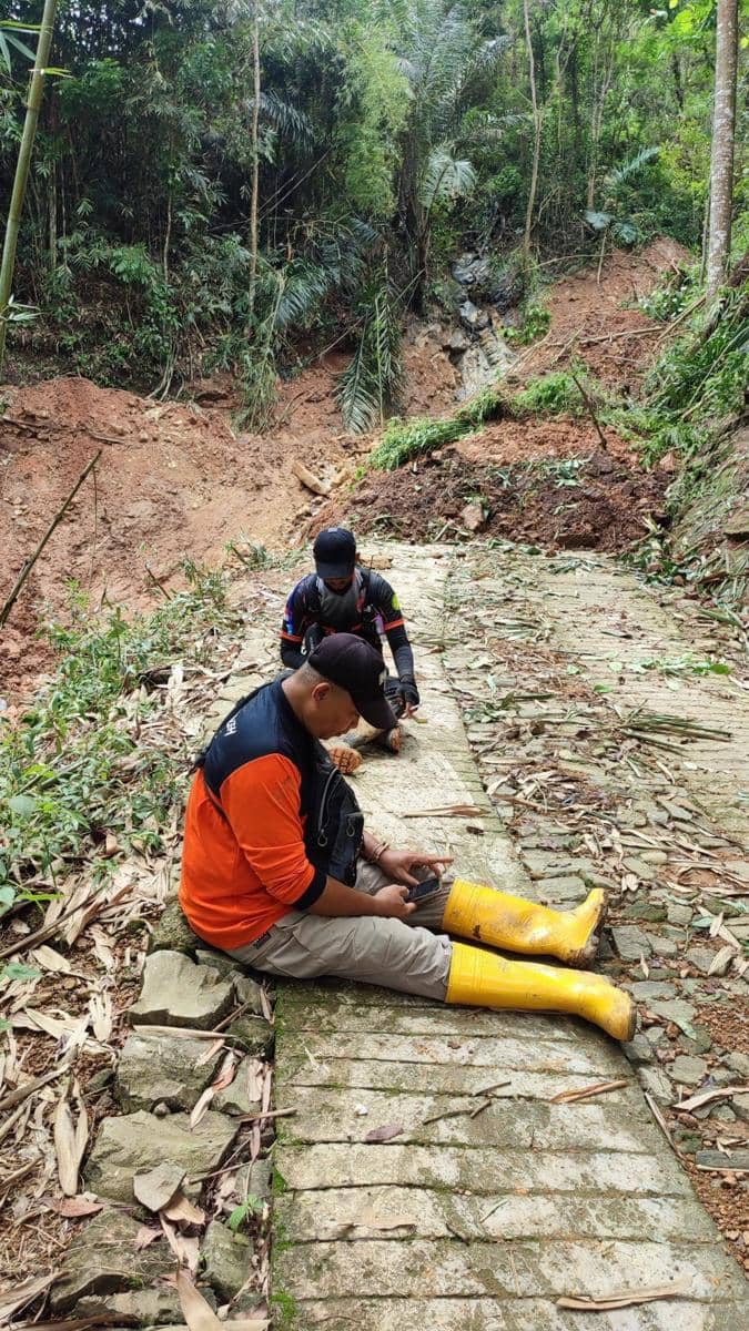 Petugas BPBD istirahat setelag melakukan evakuasi di lokasi longsor Desa Tugurejo, Kecamatan Slahung, Ponorogo. Dok.IDN Times/BPBD Ponorogo.