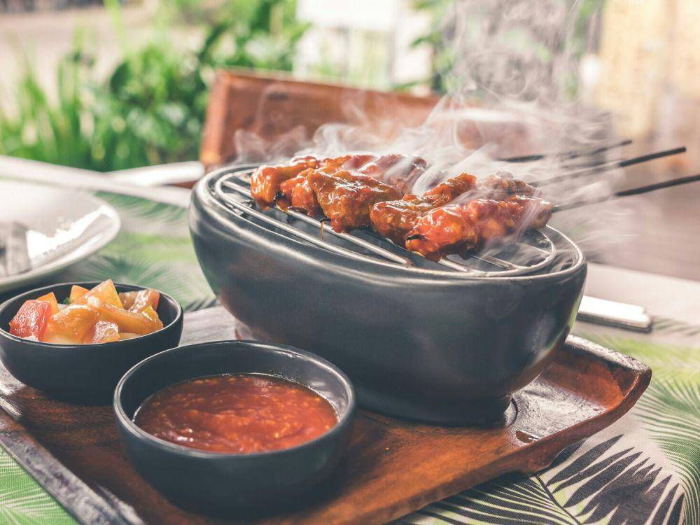 ilustrasi membakar sate (pexels.com/@belart84)