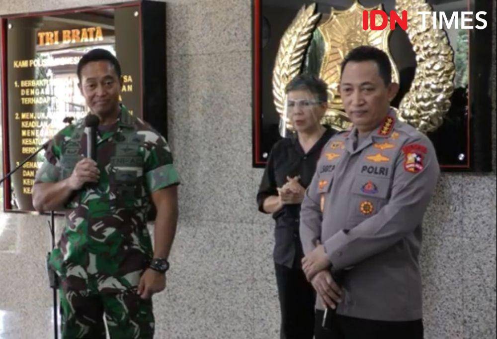 Panglima TNI Andika Perkasa menemui Kapolri Jendral Pol Listyo Sigit di Mabes Polri, Selasa (23/11/2021). (IDN Times/Irfan Fathurohman)
