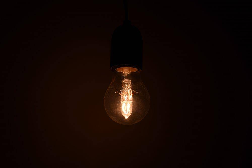 ilustrasi energi listrik yang menyebabkan lampu dapat menyala (pexels.com/Emmet)