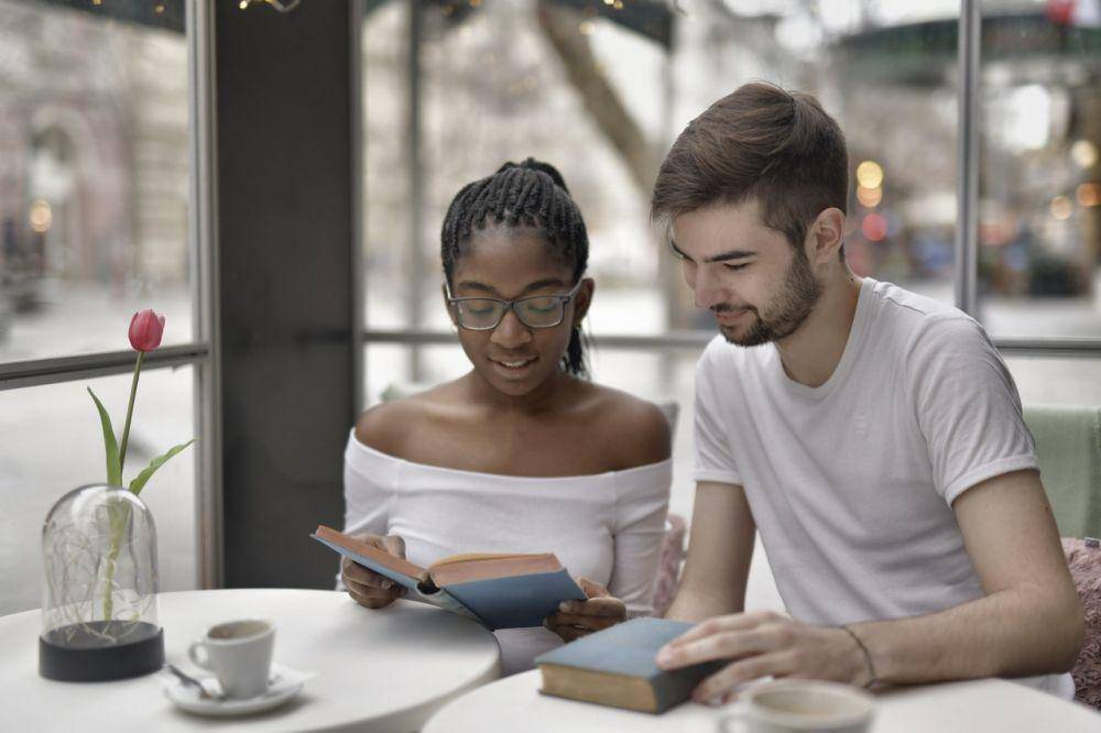 ilustrasi pasangan membaca buku (pexels.com/Andrea Piacquadio)