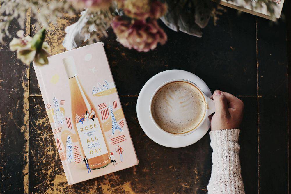 ilustrasi seseorang menikmati kopi latte (pexels.com/Fallon Michael)