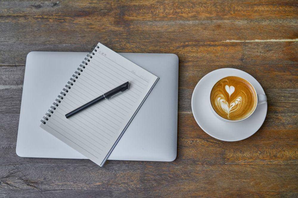 ilustrasi buku catatan dan segelas kopi (pexels.com/pixabay.com)