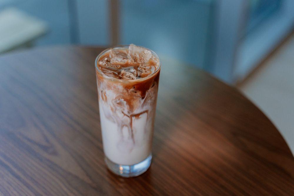 ilustrasi salted honey latte (pexels.com/RODNAE Productions)
