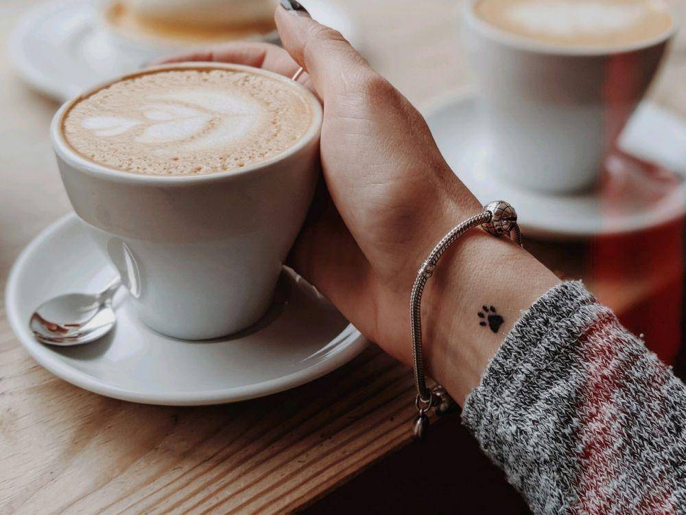 ilustrasi wanita dan secangkir latte (pexels.com/ Valeriia Miller)