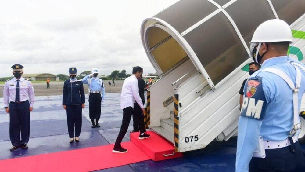 Presiden Joko Widodo bertolak menuju Provinsi Sulawesi Selatan dalam rangka kunjungan kerja pada Selasa pagi, 23 November 2021. (BPMI Setpres/Muchlis Jr)