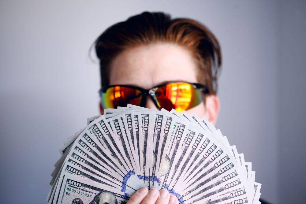 ilustrasi pria kaya (unsplash.com/Shane)