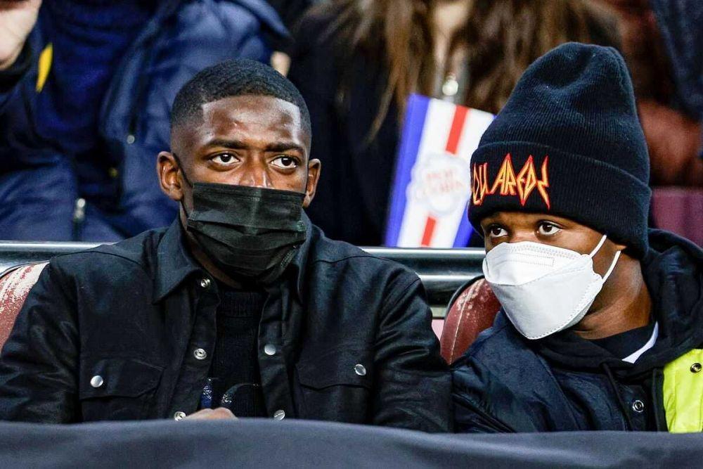 Ansu Fati dan Ousmane Dembele menyaksikan laga Barcelona vs Espanyol. (lighthome.in)