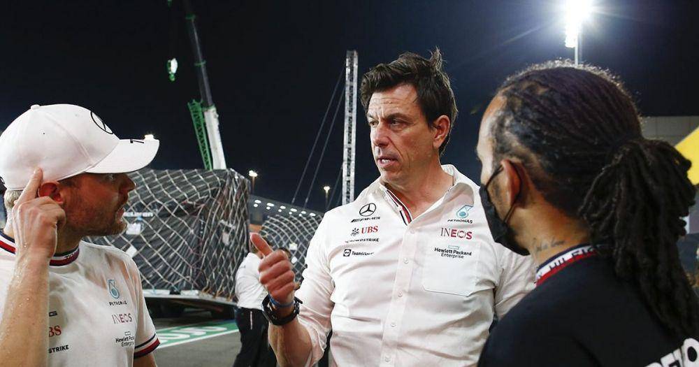Toto Wolff berdiskusi dengan Valtteri Bottas dan Lewis Hamilton. (twitter.com/Planet_F1)