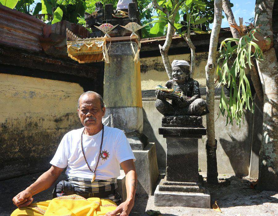 Jro Mangku Nengah Sunarta di tempat pemujaan Kakek Made (dok. pribadi/Ari Budiadnyana)