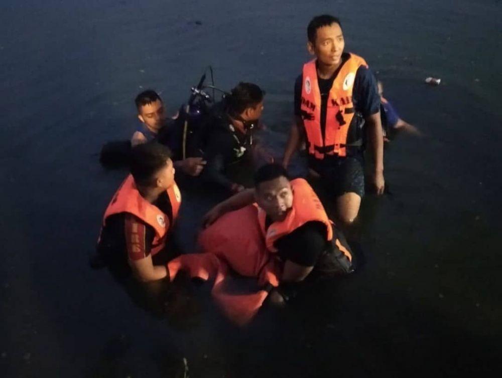 Proses evakuasi korban kecelakaan di danau Unesa, Selasa (23/11/2021). (dok. CC 112)