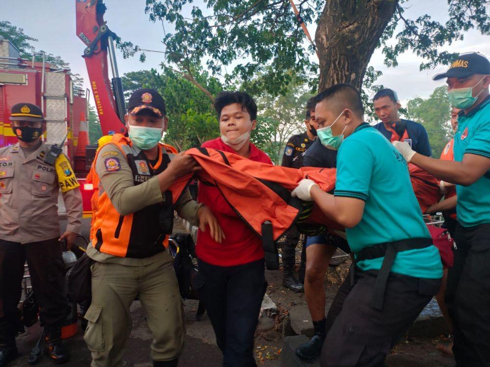 Proses evakuasi korban kecelakaan di danau Unesa, Selasa (23/11/2021). (dok. CC 112)