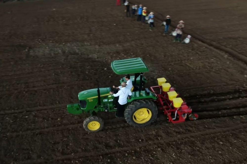 Potret Jokowi Pertama Kali Kendarai Traktor Tanam Jagung di Sulsel