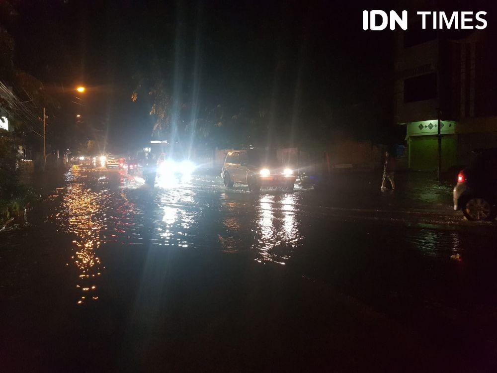 Banjir di sejumlah kawasan ruas jalan Kota Medan, Selasa (23/11/2021) malam. (Dok.IDN Times/istimewa)