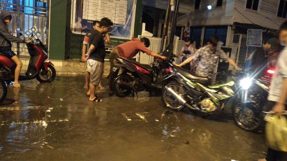 Motor warga mogok karena banjir di Medan, Selasa (23/11/2021). (Dok.IDN Times/istimewa)