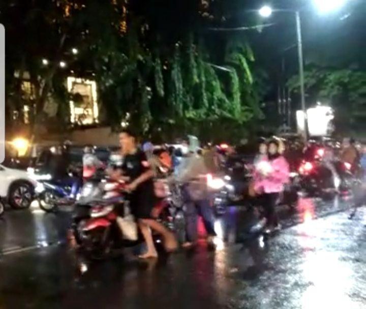 Sejumlah pengendara mendorong motornya karena banjir di kawasan Lapangan Merdeka Medan, Selasa (24/11/2021). (Dok.IDN Times/screenshot video)