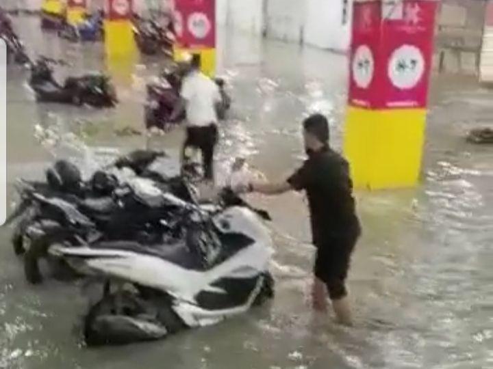 Parkiran mal di Medan terendam banjir, Selasa (23/11/2021) malam. (Dok.IDN Times/istimewa)