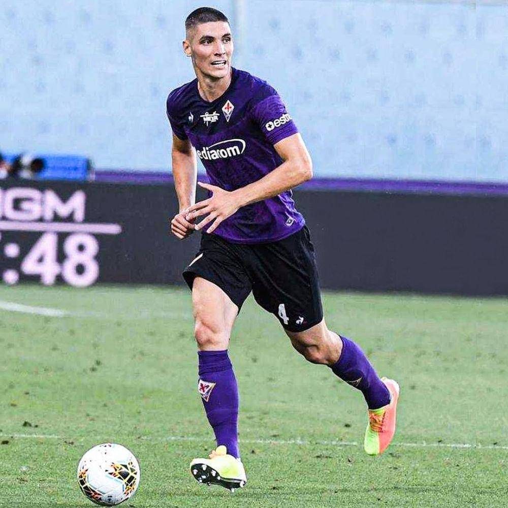 Nikola Milenkovic, tembok kokoh Fiorentina dan timnas Serbia, kala menggiring bola di lapangan. (instagram.com/milenkovicn_4)