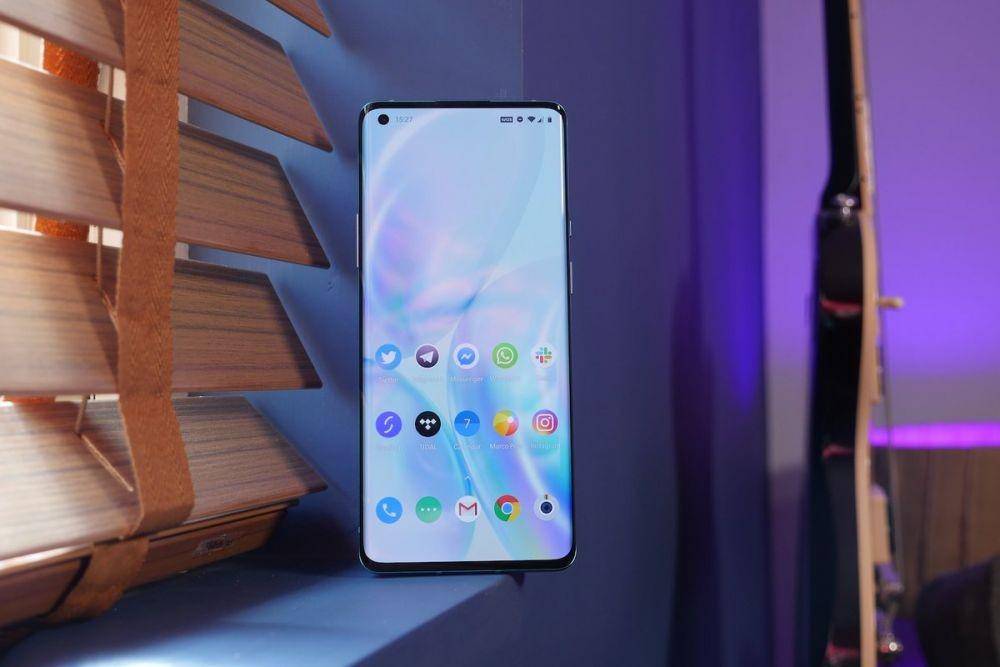 ilustrasi OnePlus 8 Pro (pocket-lint.com)