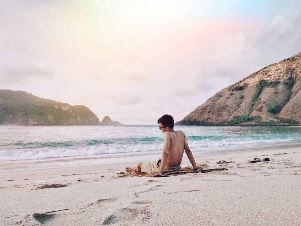 Ilustrasi bersantai di Pantai Mawun, Lombok (instagram.com/deden10872)