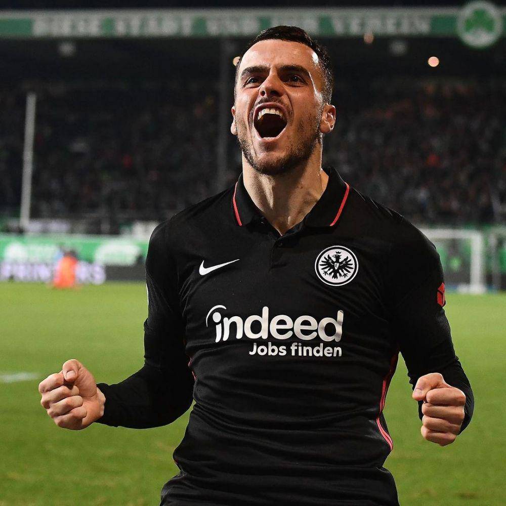 Filip Kostic, gelandang andalan Frankfurt dan timnas Serbia, melakukan selebrasi di lapangan. (instagram.com/filipkostic)