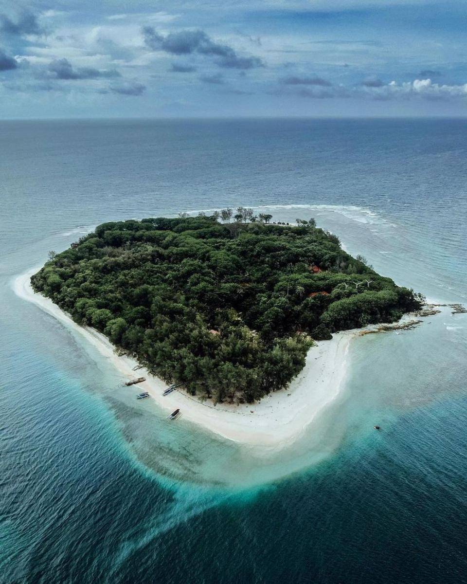 Pantai Pink (instagram.com/ariefsatria_)