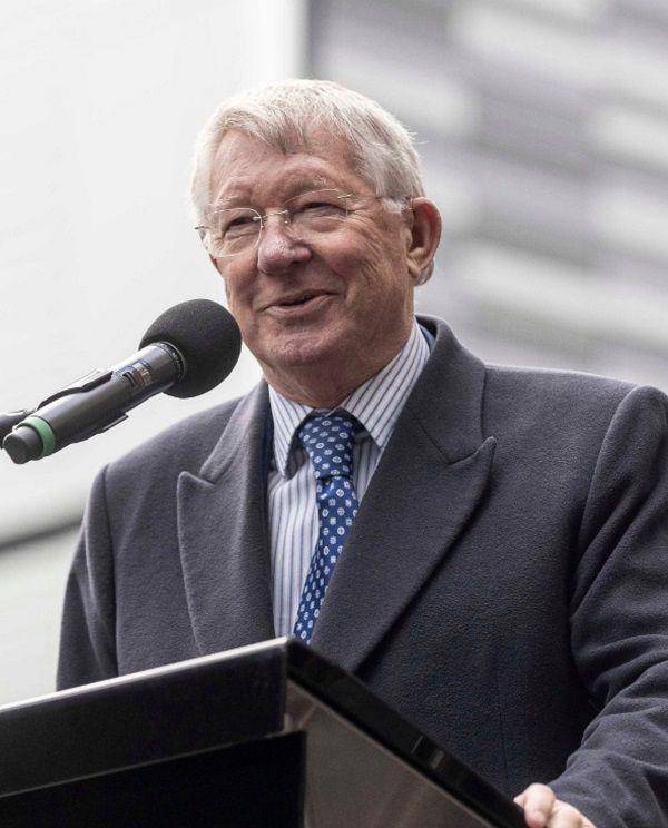 Mantan pelatih Manchester United, Sir Alex Ferguson, berbicara di balik mimbar. (twitter.com/ProjectFootball)