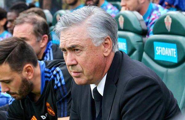 Pelatih Real Madrid, Carlo Ancelotti, memantau pertandingan dari bangku pelatih. (instagram.com/mrancelotti)