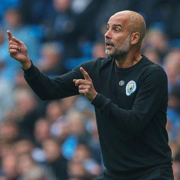 Pelatih Manchester City, Pep Guardiola, memberikan instruksi kepada para pemain menjelang pertandingan dimulai. (instagram.com/mancity)