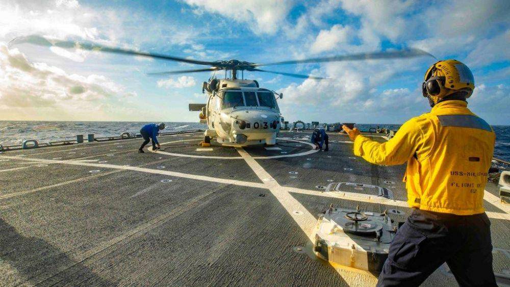 Helikopter sedang berada di atas kapal perang USS Milius. (Twitter.com/7th Fleet)