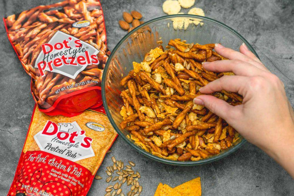 ilustrasi menghancurkan pretzel (everydaydishes.com)
