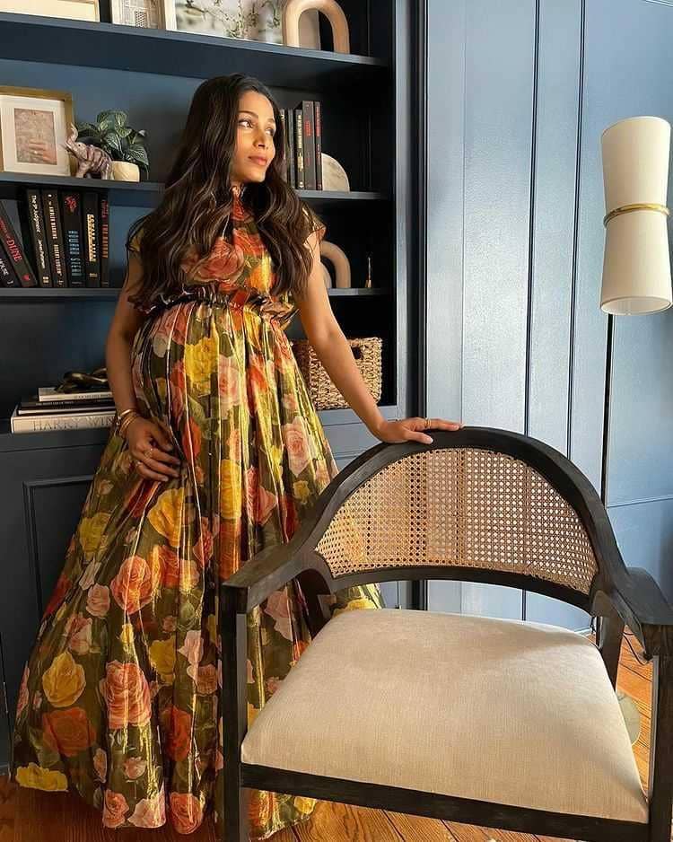 Freida Pinto (instagram.com/freidapinto)